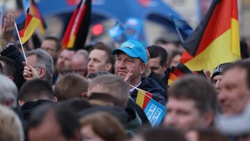 Сорғу: Алманларын әксәријјәти Украјнанын Русијаја әрази вермәсини дәстәкләјир