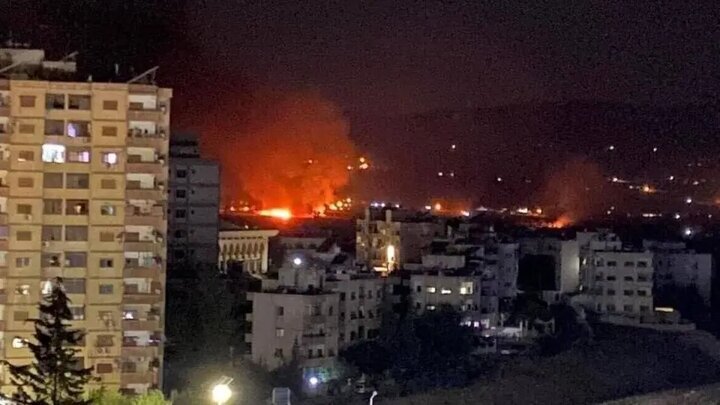 Attacchi aerei del regime sionista contro le postazioni delle forze di al-Jolani nella campagna di Damasco