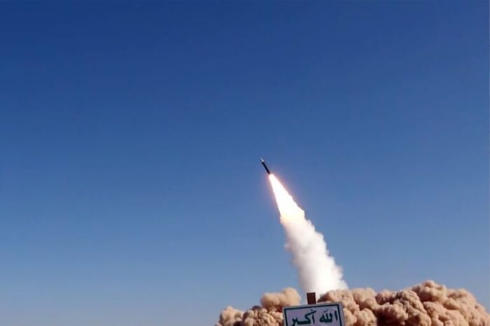 القوات اليمنية تقصف مطار اللد الصهيوني بصاروخ باليستي فرط صوتي