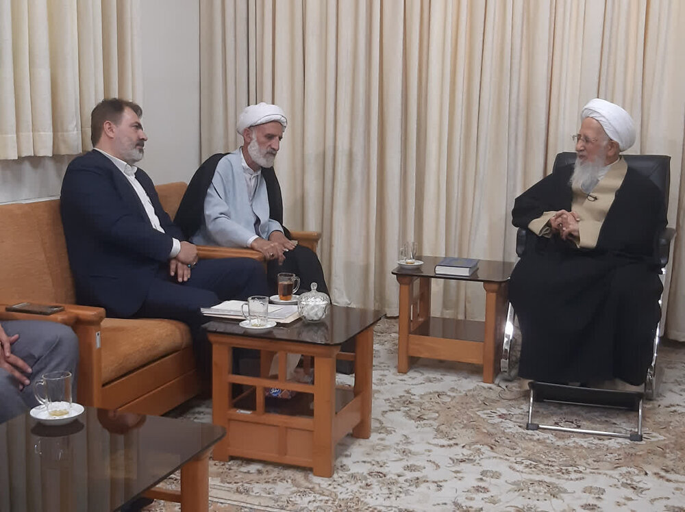 آية الله جوادي الآملي: ضرورة الاستثمار في التعليم والإنتاج