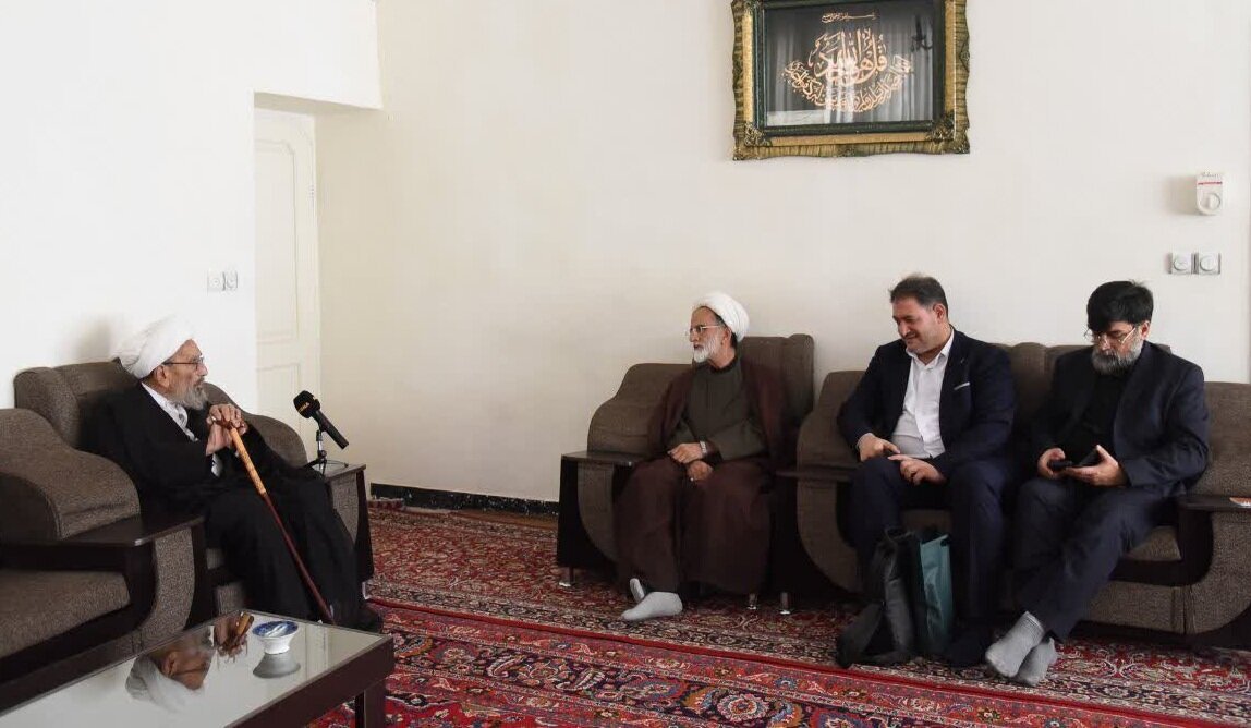 Sernav: Ayetullah Eşrefî Şahrudî di rûniştina berpirsiyarên ajansa Nûçeyen "Abna" de:"Xemxwariya ji bo mekteba Ehl-ul Beytê(s.x) pêşketina kar anîne /