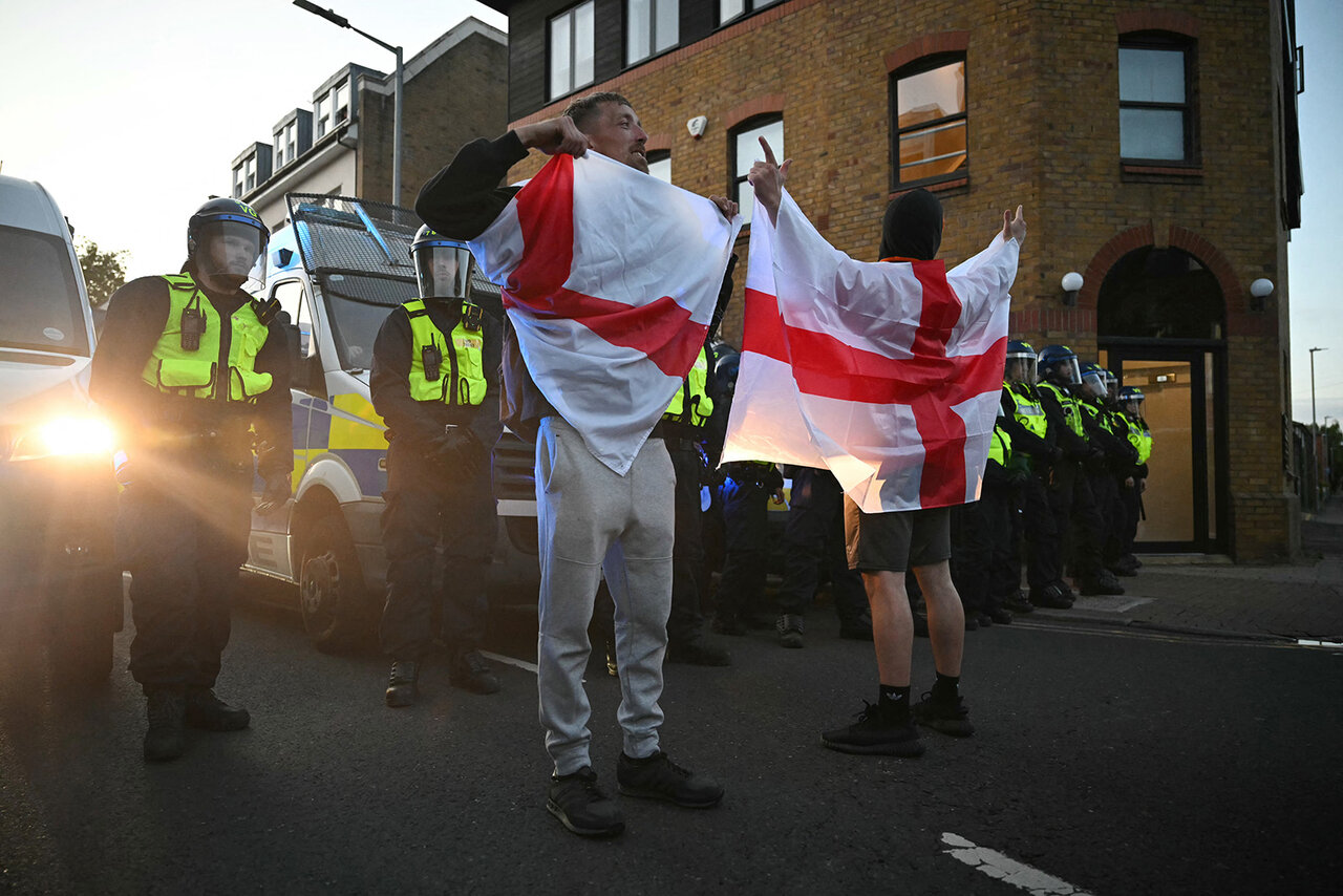 افزایش تدابیر امنیتی در مساجد بریتانیا در پی تظاهرات ضدپناهجویان در این کشور