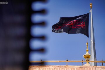 Wêneya Nûçeyan | Tirba yekem Îmamê Şîe ji bo bîranîna şehîdbûna Îmam Hesen Eskerî (S.X) bi reş hatiye nixumandin
