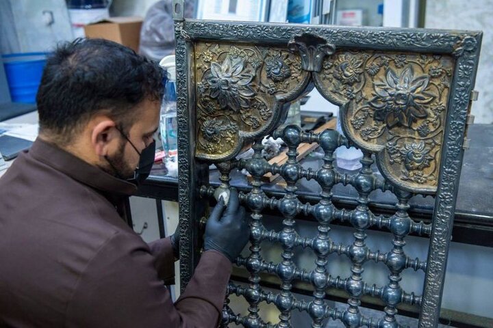 تقرير مصور/ صيانة أحد شبابيك مرقد أبي الفضل العباس (عليه السلام) القديمة