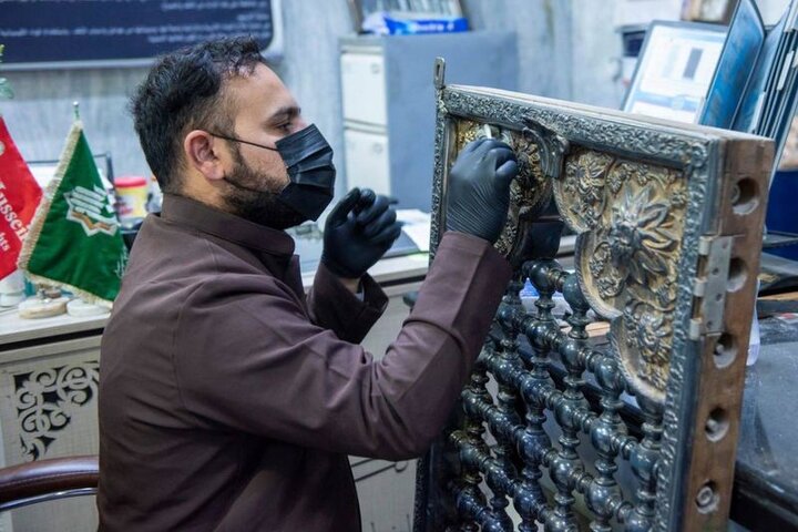 تقرير مصور/ صيانة أحد شبابيك مرقد أبي الفضل العباس (عليه السلام) القديمة