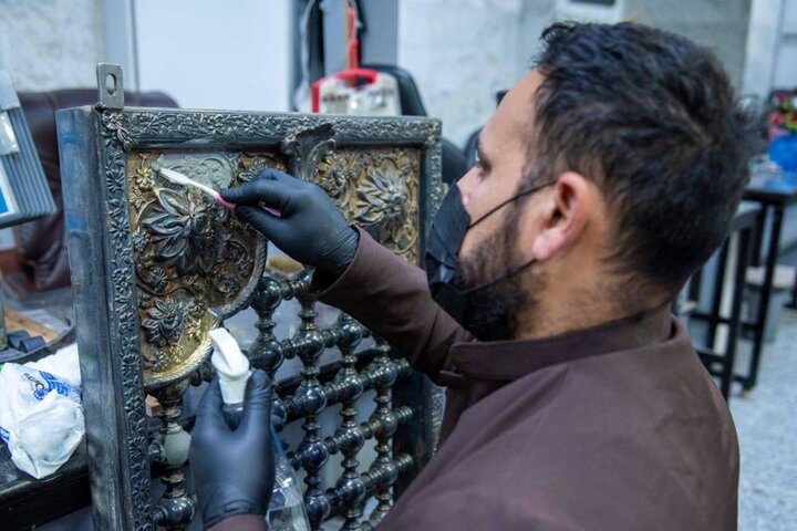 تقرير مصور/ صيانة أحد شبابيك مرقد أبي الفضل العباس (عليه السلام) القديمة