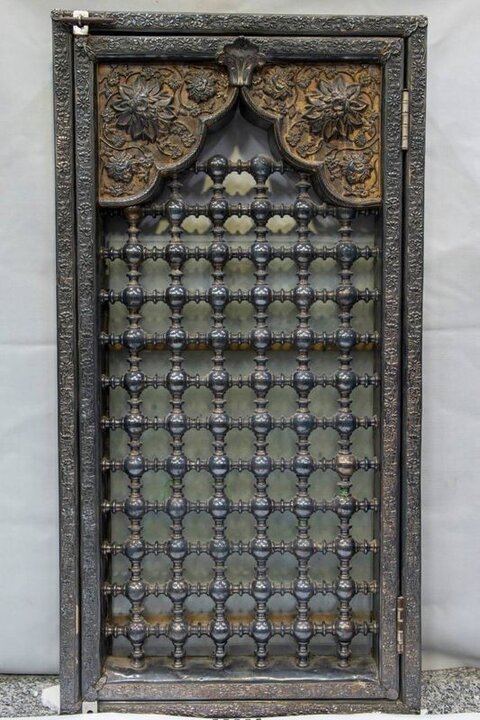 تقرير مصور/ صيانة أحد شبابيك مرقد أبي الفضل العباس (عليه السلام) القديمة