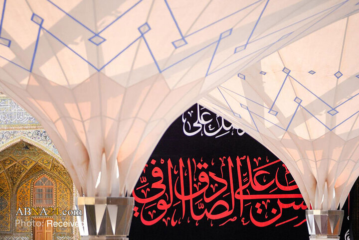 سیاه‌پوشی حرم امام اول شیعیان برای شهادت امام حسن عسکری(ع)