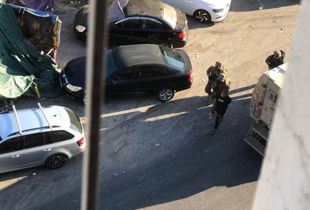 Israeli occupation forces storms W. Bank areas, kidnaps citizens