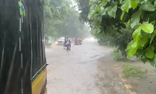 لاہور میں موسلادھار بارش، شہر کی سڑکوں پر مزید پانی کھڑا ہوگیا، اربن فلڈنگ کی صورتحال