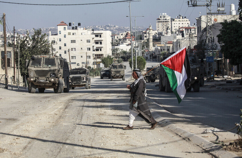 السفير البريطاني لدى تل أبيب يوضح: لماذا إقامة دولة فلسطينية هي أمر جيد لإسرائيل؟