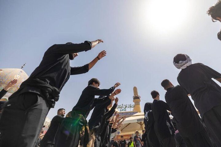 توافْد مواكب العزاء لإحياء ذكرى شهادة الإمام الحسن العسكري (عليه السلام) في سامراء