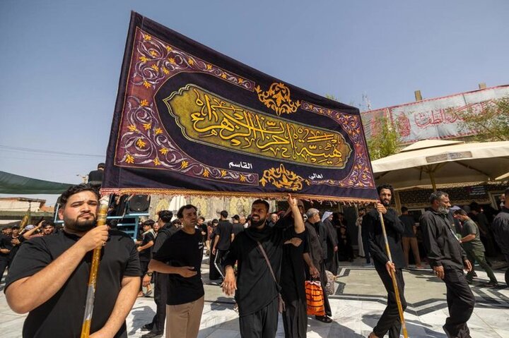 توافْد مواكب العزاء لإحياء ذكرى شهادة الإمام الحسن العسكري (عليه السلام) في سامراء
