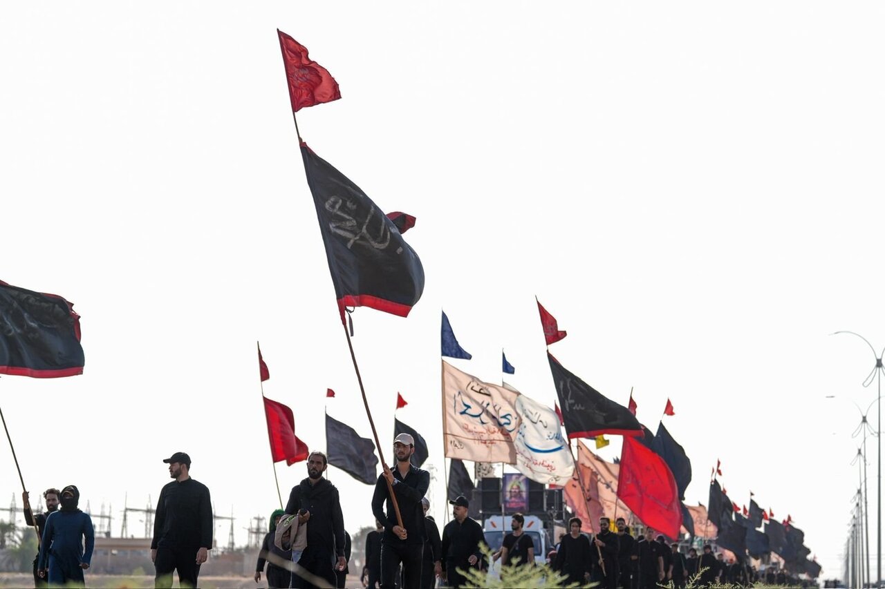 Shia pilgrims march towards Samarra to mourn martyrdom of Imam Hassan Askari