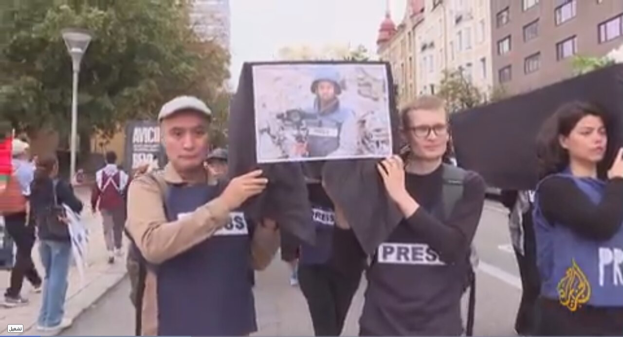 راهپیمایی شهروندان استکهلم در اعتراض به قتل روزنامه‌نگاران در غزه