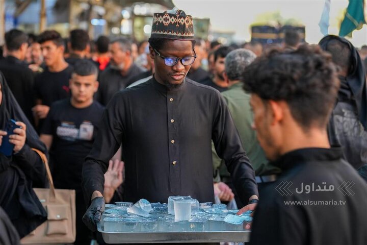 تقرير مصور/ زوار أفارقة يشاركون في تقديم الخدمات للمعزين بمناسبة استشهاد الامام الحسن العسكري(ع) بسامراء