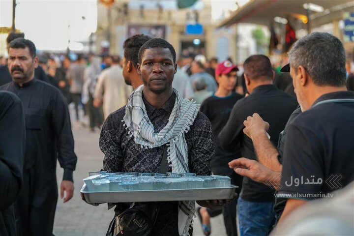 تقرير مصور/ زوار أفارقة يشاركون في تقديم الخدمات للمعزين بمناسبة استشهاد الامام الحسن العسكري(ع) بسامراء