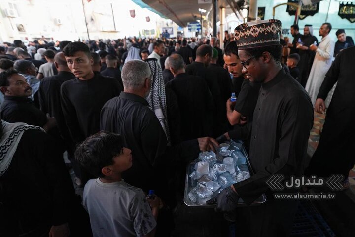 تقرير مصور/ زوار أفارقة يشاركون في تقديم الخدمات للمعزين بمناسبة استشهاد الامام الحسن العسكري(ع) بسامراء