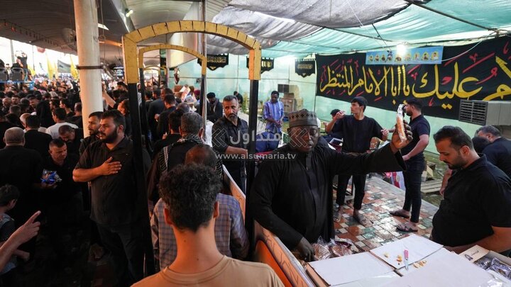 تقرير مصور/ زوار أفارقة يشاركون في تقديم الخدمات للمعزين بمناسبة استشهاد الامام الحسن العسكري(ع) بسامراء