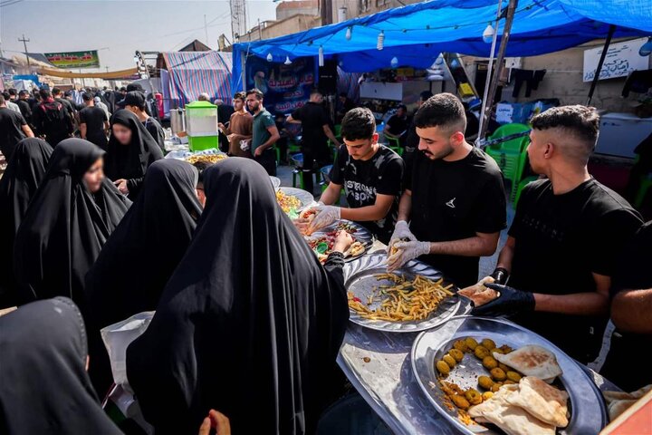 تقرير مصور/ المواكب الحسينية تقدم الخدمات المتنوعة للزوار بذكرى استشهاد الإمام الحسن العسكري(ع) بسامراء