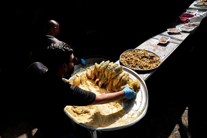 تقرير مصور/ المواكب الحسينية تقدم الخدمات المتنوعة للزوار بذكرى استشهاد الإمام الحسن العسكري(ع) بسامراء