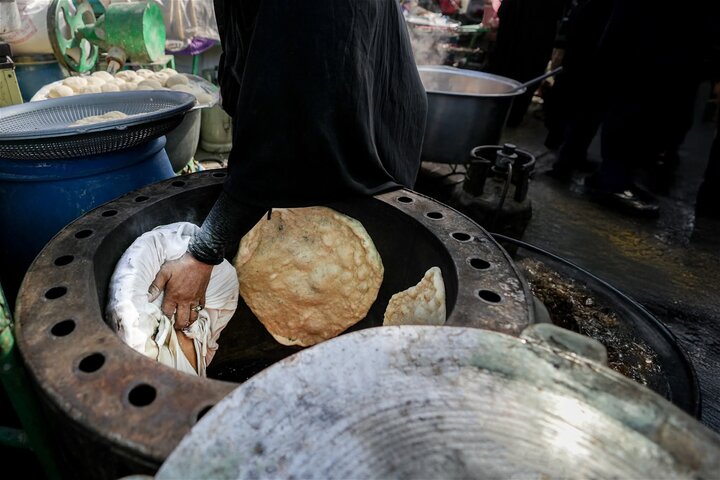 تقرير مصور/ المواكب الحسينية تقدم الخدمات المتنوعة للزوار بذكرى استشهاد الإمام الحسن العسكري(ع) بسامراء