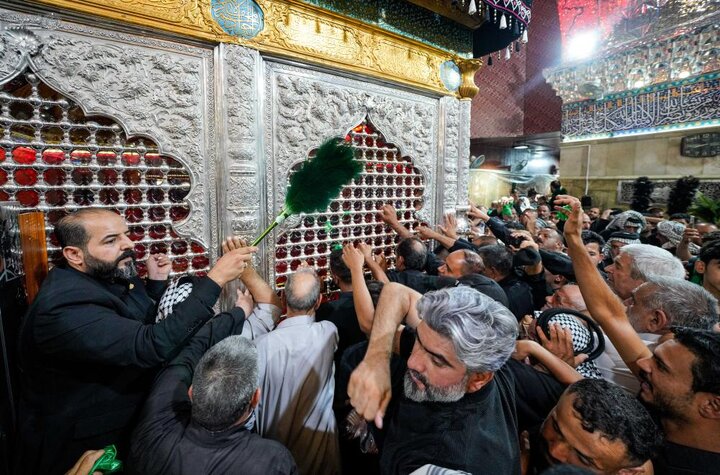 تقرير مصور/ خَدَم العتبة العلويّة المقدّسة يخدمون في حرم الإمامين العسكريين (ع) بمناسبة إحياء شهادة الإمام الحسن العسكري(ع)