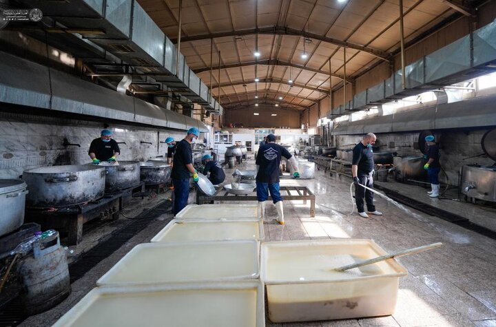 تقرير مصور/ خَدَم العتبة العلويّة المقدّسة يخدمون في حرم الإمامين العسكريين (ع) بمناسبة إحياء شهادة الإمام الحسن العسكري(ع)