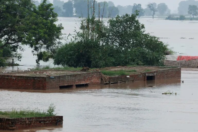 روستاهای مرزی پاکستان در محاصره جنگ و سیلاب/ تخلیههای پیاپی ادامه دارد