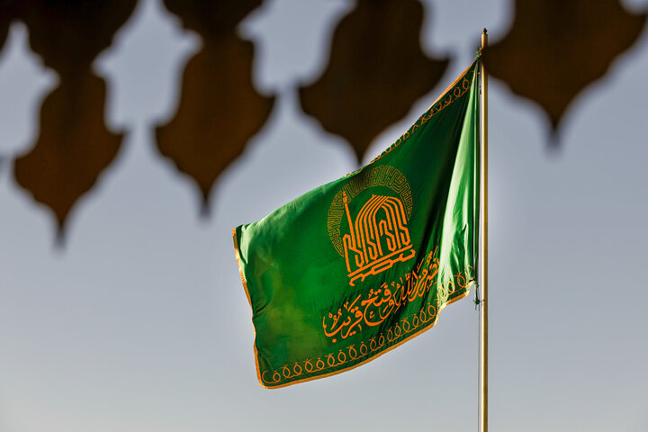 تقرير مصور/ مراسم تغيير راية حرم الإمام الرضا (ع) تزامنا مع الثالث من ربيع الأول