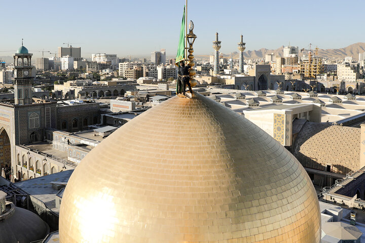 تقرير مصور/ مراسم تغيير راية حرم الإمام الرضا (ع) تزامنا مع الثالث من ربيع الأول