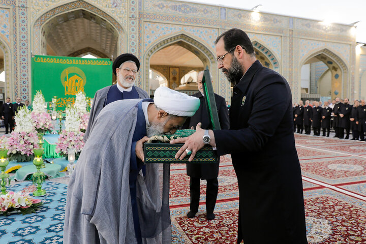 تقرير مصور/ مراسم تغيير راية حرم الإمام الرضا (ع) تزامنا مع الثالث من ربيع الأول