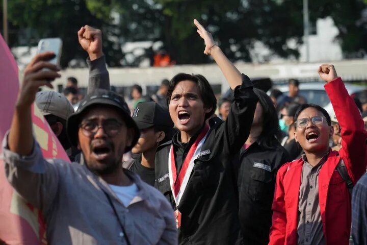 موج اعتراضات در بزرگ‌ترین کشور اسلامی جهان/ ۸ کشته و بیش از ۱۲۰۰ بازداشت