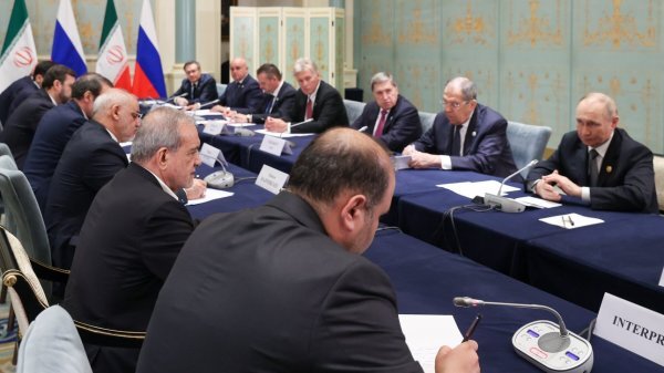 Pezeshkian, Putin emphasize impact of implementing bilateral treaty, EAEU agreement