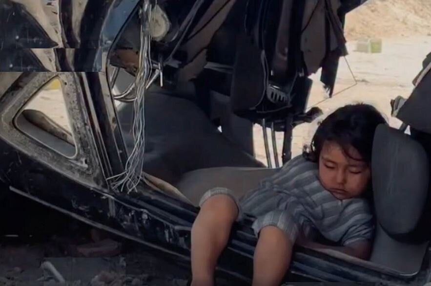Video: Under siege and hunger; Palestinian child sleeps in a destroyed car
