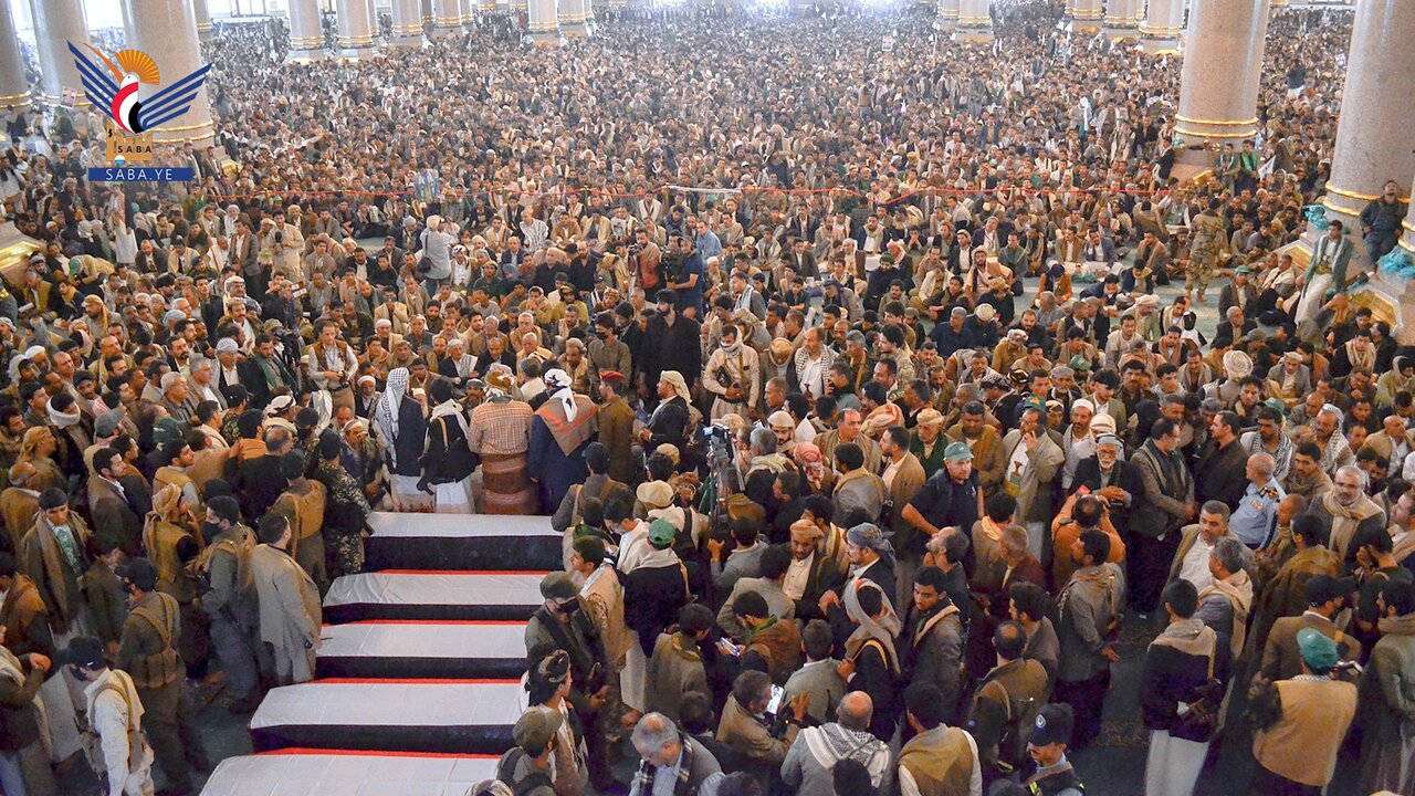 حضور واسع في تشييع شهداء الحكومة اليمنية بصنعاء