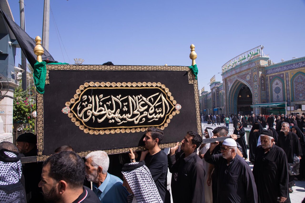 Karbala people carrying symbolic coffin of Imam al-Askari at two holy shrines (+Photos)