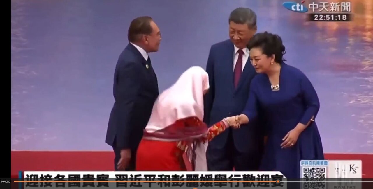Di civîna yekbûna hevkariyê ya Şanghayê de, Wan Azizah ji destê Xi Jinping re nedaye û tenê bi serê xwe rêz kir. Ev çalakî ji hêla gelek kesan ve wekî