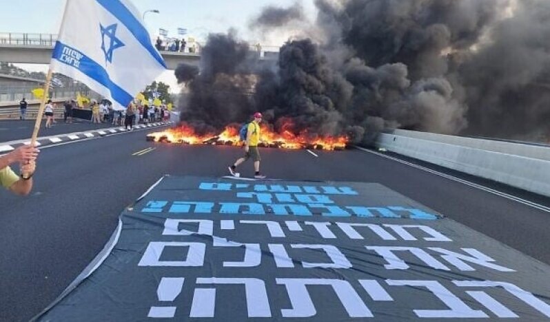 İsrailli doktorlar Ayalon yolunu kapattı: “Esirler geri dönsün, savaş bitsin”