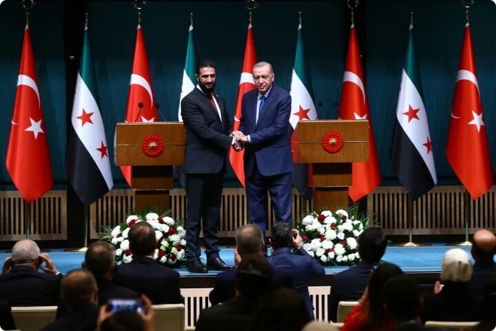 Analîzek li ser helwesta Erdoğan û Colanî; Çima êrîşên Îsraîlê li ser Sûriyeyê ranawestin?
