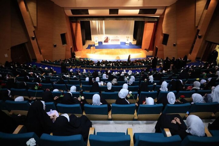 انعقاد المهرجان السنوي لتخرج 1300 طالبة من الدورات الصيفية في النجف الأشرف