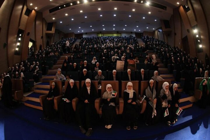 انعقاد المهرجان السنوي لتخرج 1300 طالبة من الدورات الصيفية في النجف الأشرف