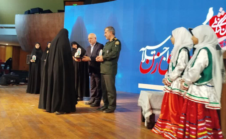 منتخبین فراخوان آثار هنری و رسانه‌ای با محوریت شهدای زن تجلیل شدند