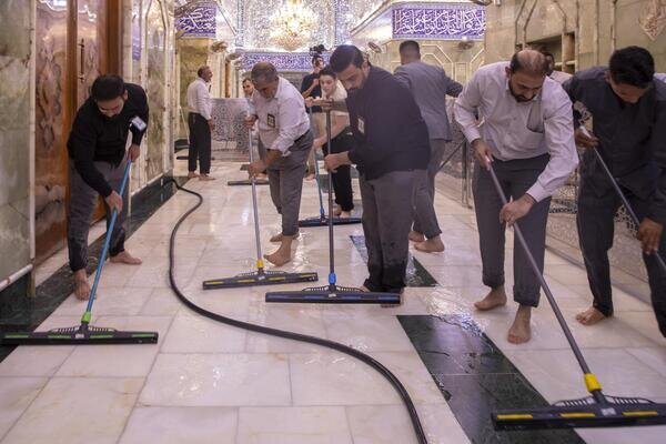 أعمال غسل حرم مرقد أبي الفضل العباس (عليه السلام) وصحنه الشريف