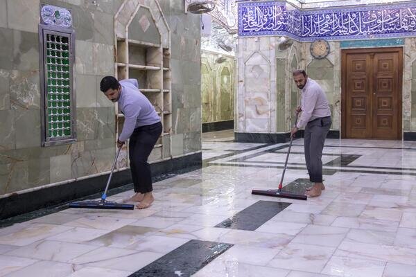 أعمال غسل حرم مرقد أبي الفضل العباس (عليه السلام) وصحنه الشريف