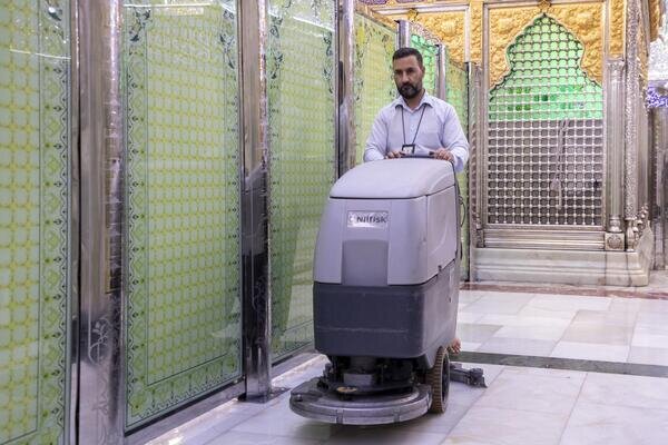 أعمال غسل حرم مرقد أبي الفضل العباس (عليه السلام) وصحنه الشريف