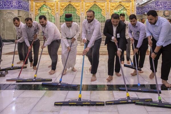 أعمال غسل حرم مرقد أبي الفضل العباس (عليه السلام) وصحنه الشريف