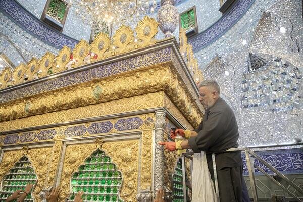 أعمال غسل حرم مرقد أبي الفضل العباس (عليه السلام) وصحنه الشريف
