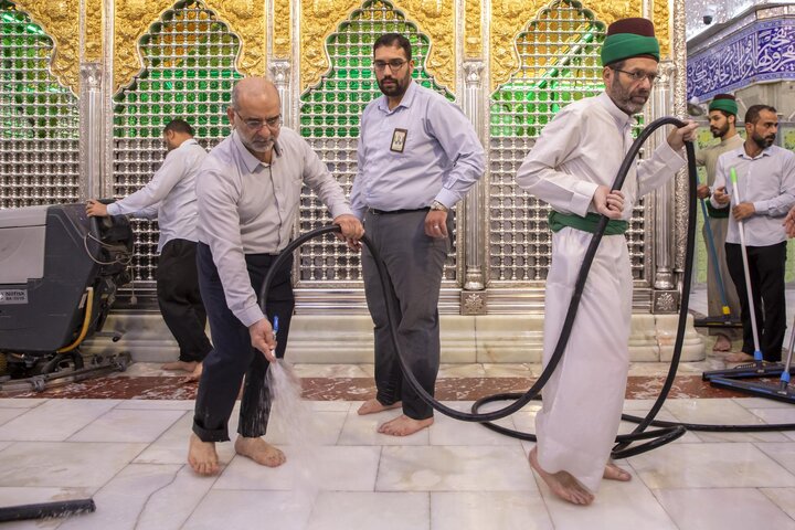 غسل حرم مرقد أبي الفضل العباس (ع) وصحنه الشريف