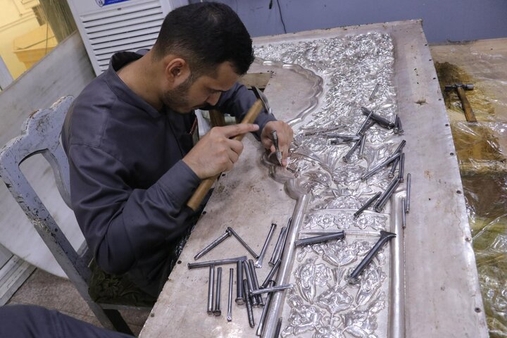 المباشرة بأعمال واجهة شبّاك في صحن مرقد أبي الفضل العباس (ع) بقاطع النساء